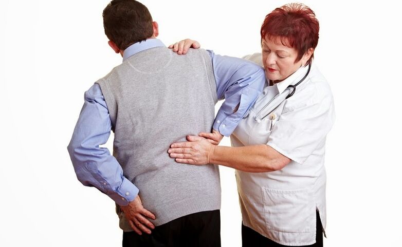 examen del paciente por un médico para el dolor de espalda