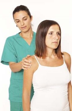 examen de la espalda para detectar dolor debajo del omóplato izquierdo