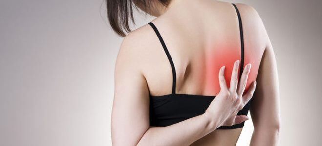 El aumento del dolor de espalda al moverse es un signo de osteocondrosis torácica