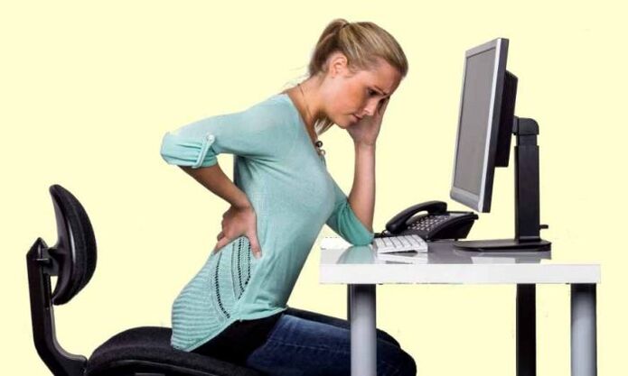 Trabajando en una computadora de osteocondrosis