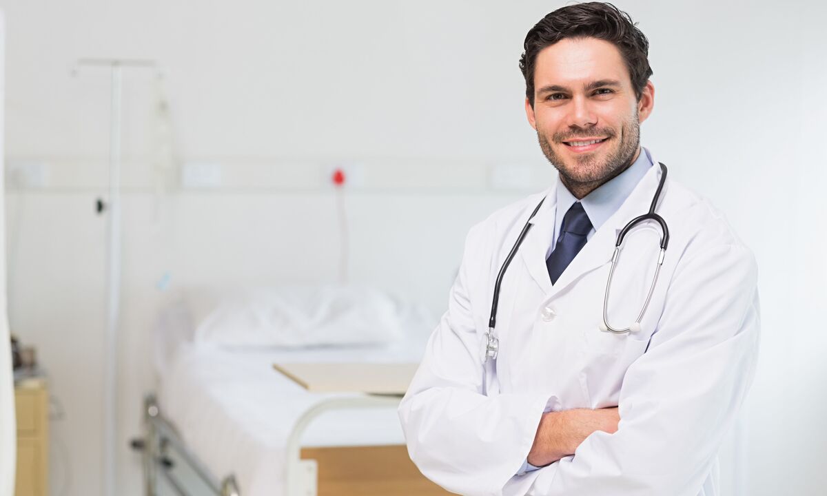 el médico prescribe medicamentos para tratar la prostatitis según los resultados de las pruebas