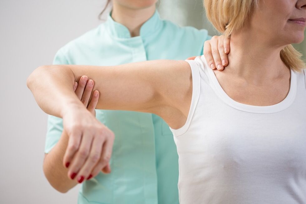 Examen de un médico con osteocondrosis cervical