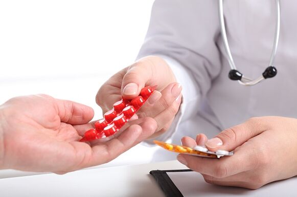 el médico prescribe medicamentos para tratar la osteocondrosis cervical