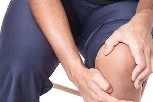 automasaje de la articulación de la rodilla para la artrosis